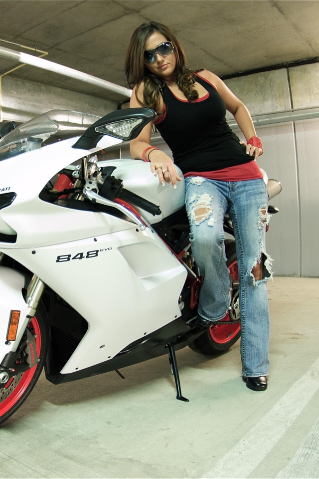 Fondo de pantalla Ducati Bike Model 640x960