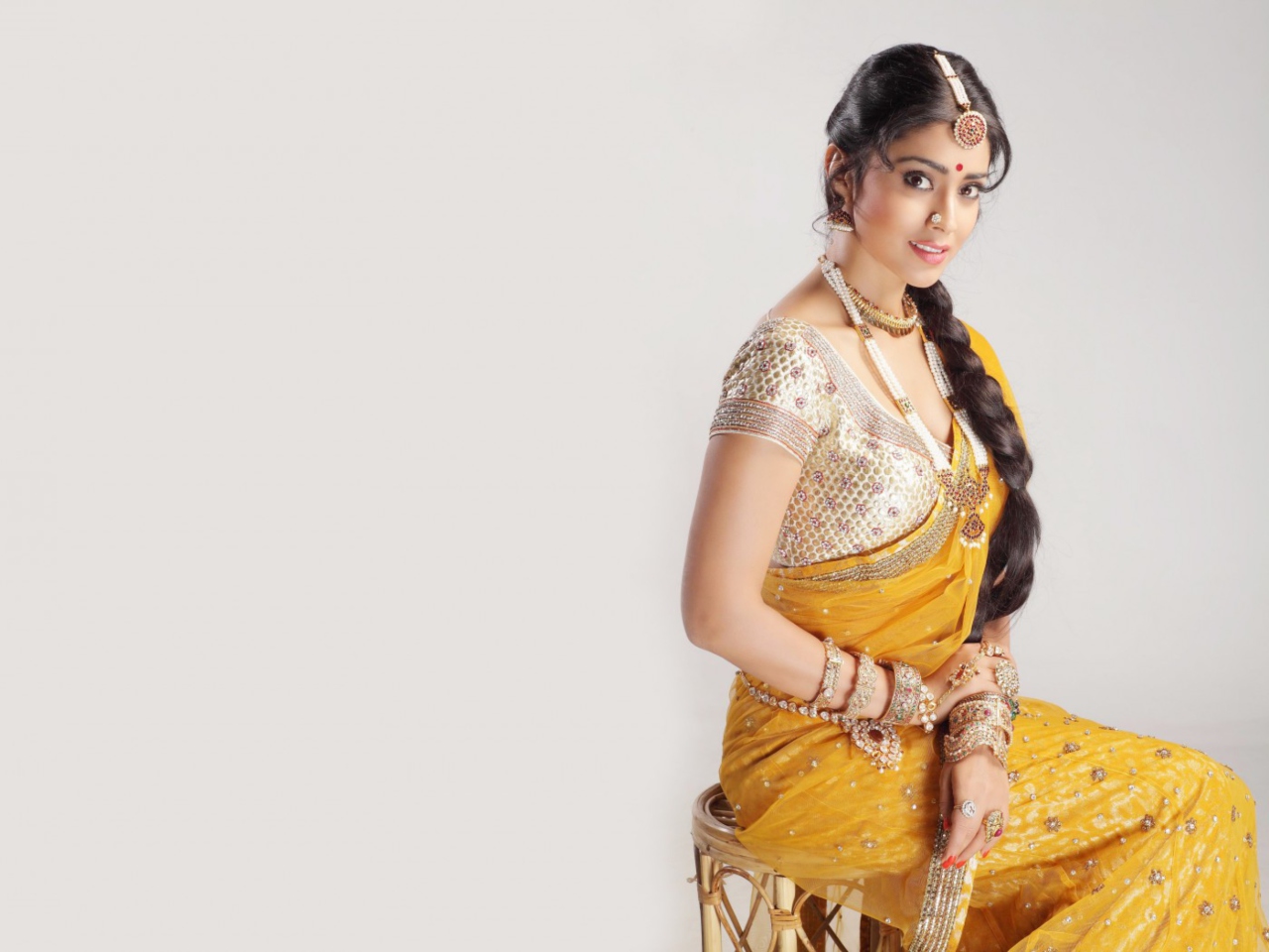 Screenshot №1 pro téma Shriya Saran In Yellow Saree 1280x960