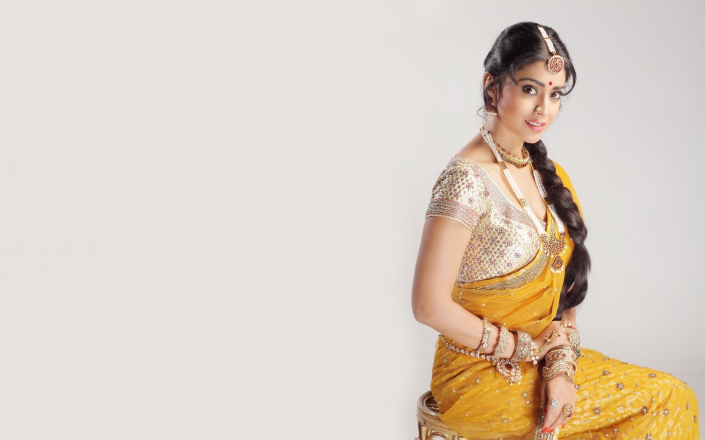 Screenshot №1 pro téma Shriya Saran In Yellow Saree 1440x900