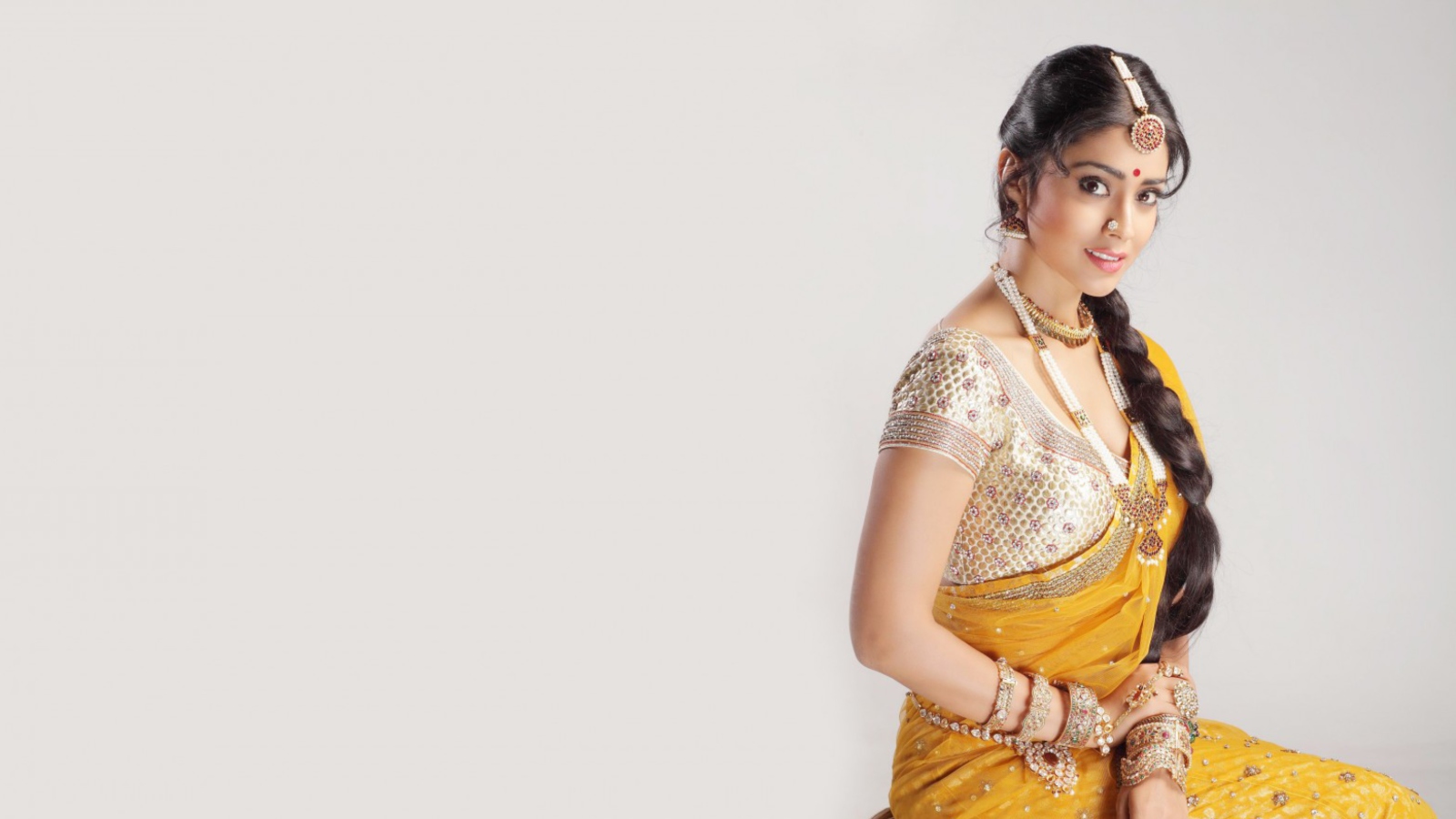 Screenshot №1 pro téma Shriya Saran In Yellow Saree 1600x900