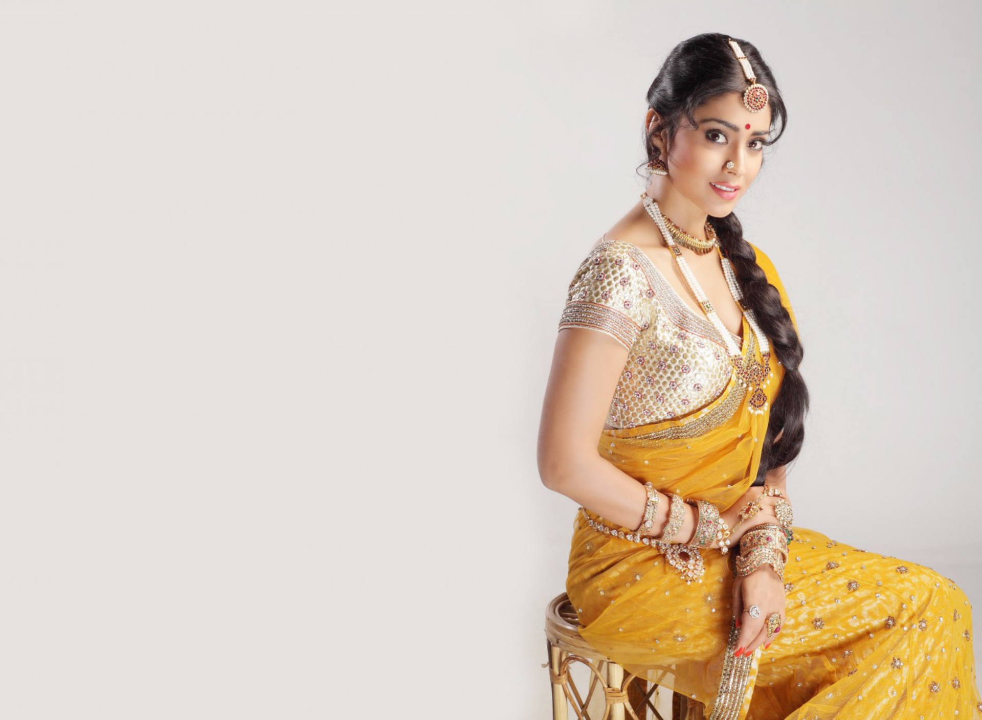 Screenshot №1 pro téma Shriya Saran In Yellow Saree 1920x1408