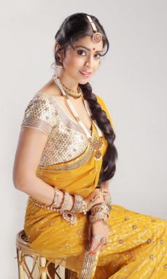 Screenshot №1 pro téma Shriya Saran In Yellow Saree 240x400