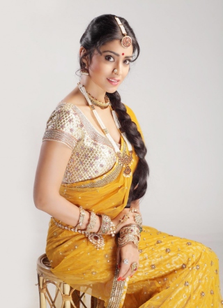 Shriya Saran In Yellow Saree - Obrázkek zdarma pro Nokia X2