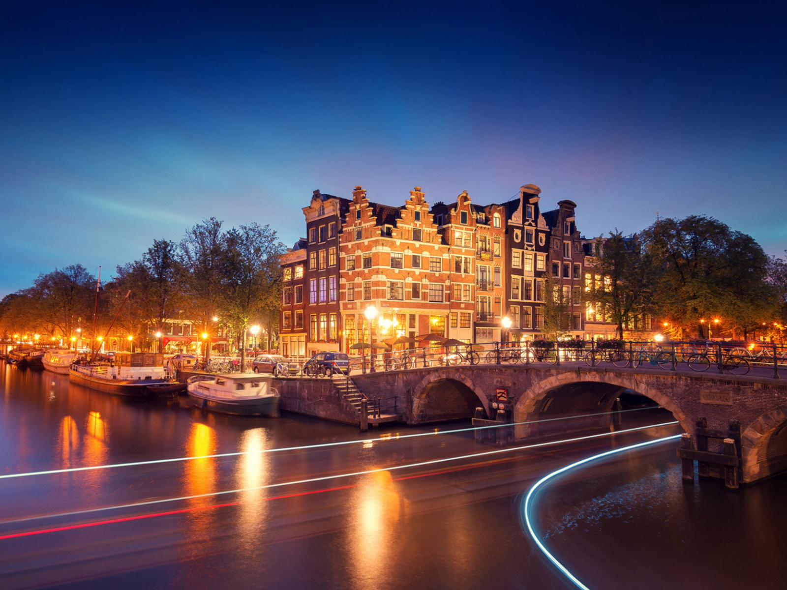 Amsterdam Attraction at Evening wallpaper 1600x1200