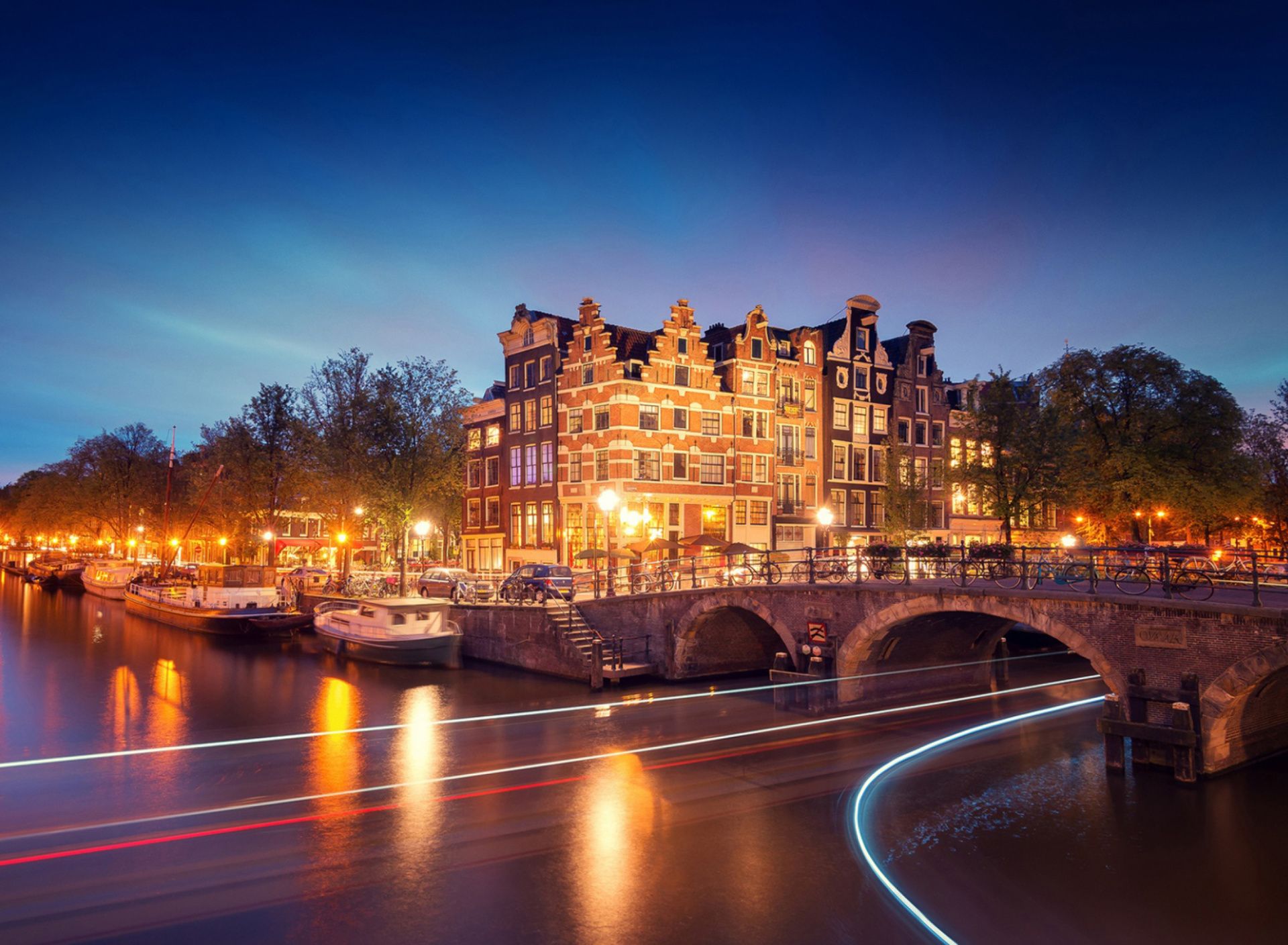 Обои Amsterdam Attraction at Evening 1920x1408