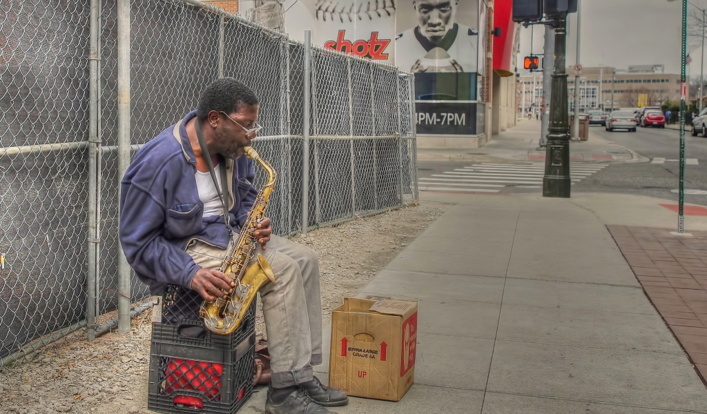 Обои Jazz saxophonist Street Musician 1024x600