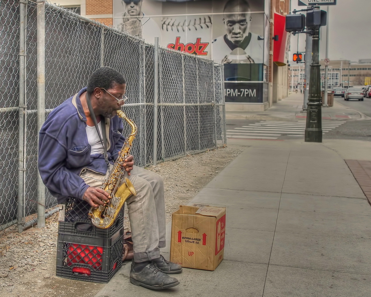 Обои Jazz saxophonist Street Musician 1280x1024