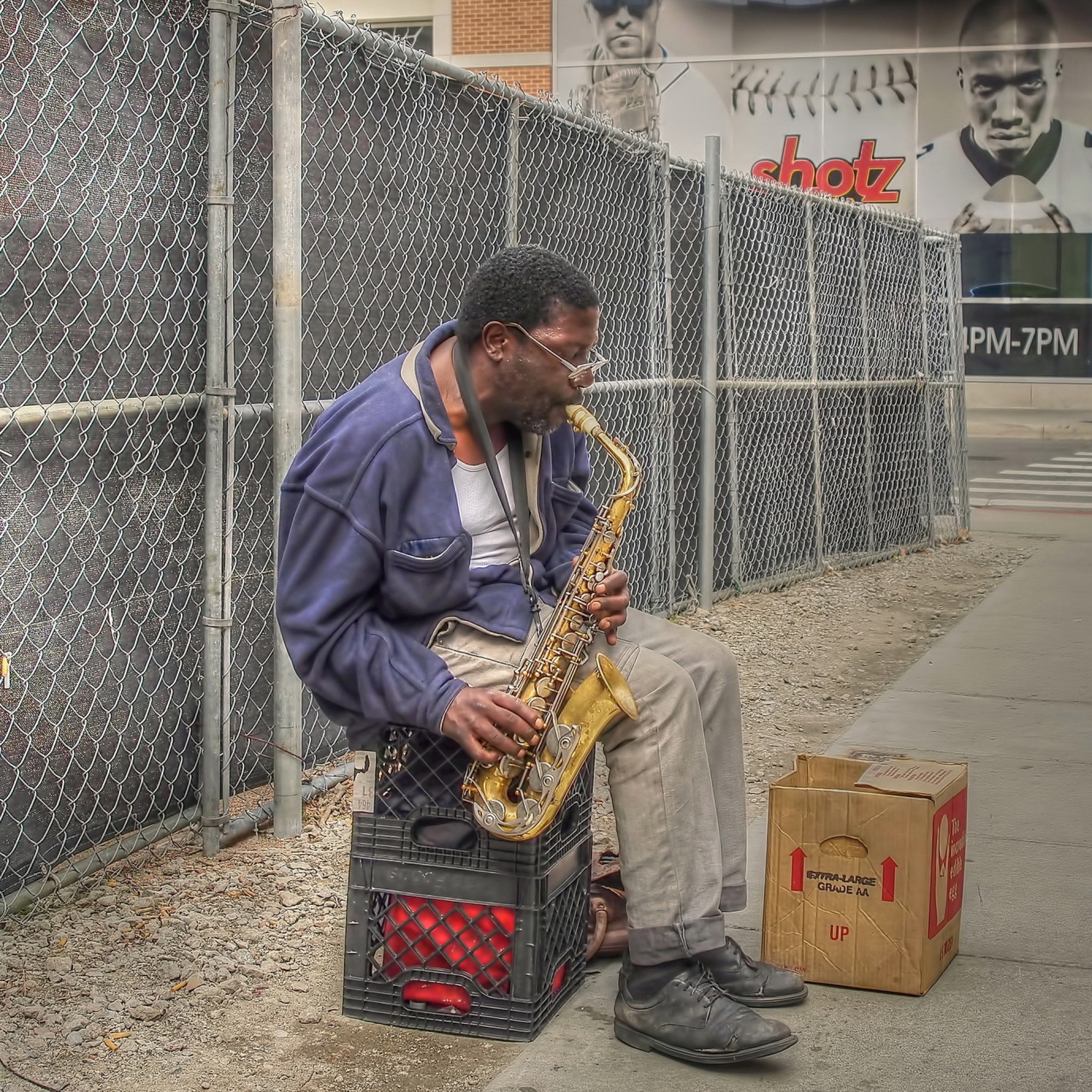 Обои Jazz saxophonist Street Musician 2048x2048