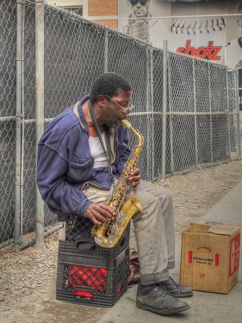 Screenshot №1 pro téma Jazz saxophonist Street Musician 480x640