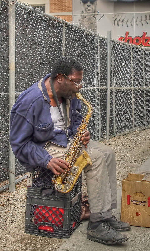 Screenshot №1 pro téma Jazz saxophonist Street Musician 480x800