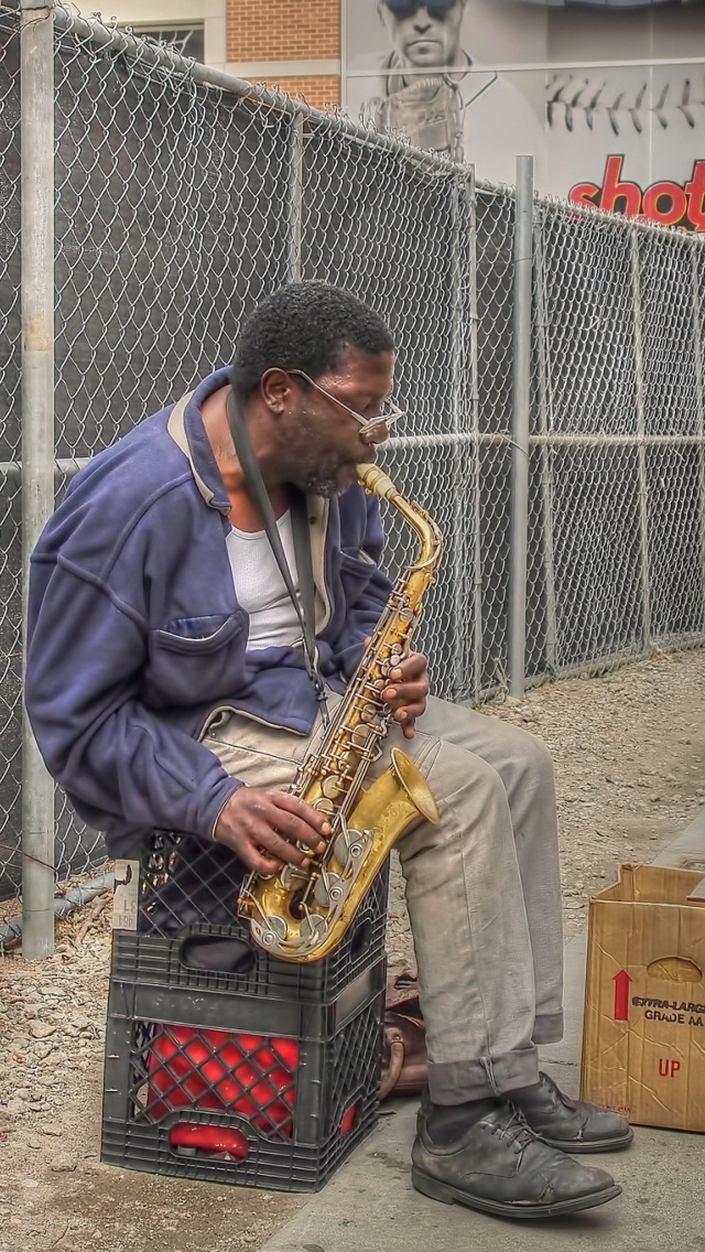 Обои Jazz saxophonist Street Musician 640x1136