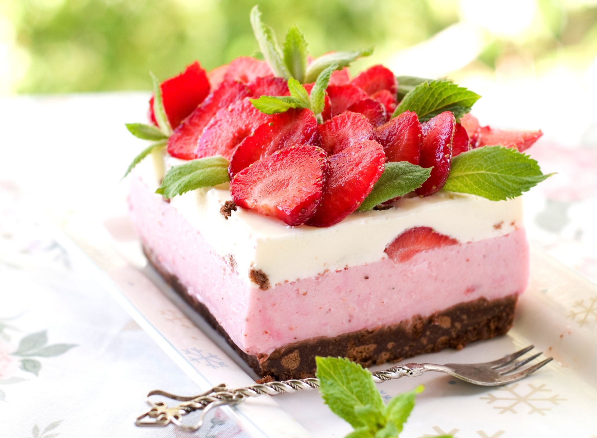 Обои Strawberry Cake 1920x1408