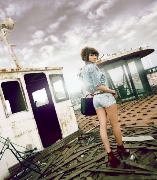 Girl At Old Ship - Obrázkek zdarma pro iPod touch