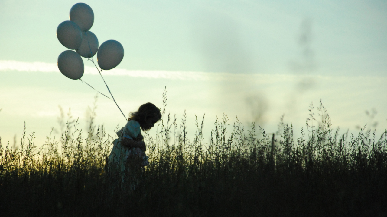 Das Little Girl With Balloons Wallpaper 1280x720