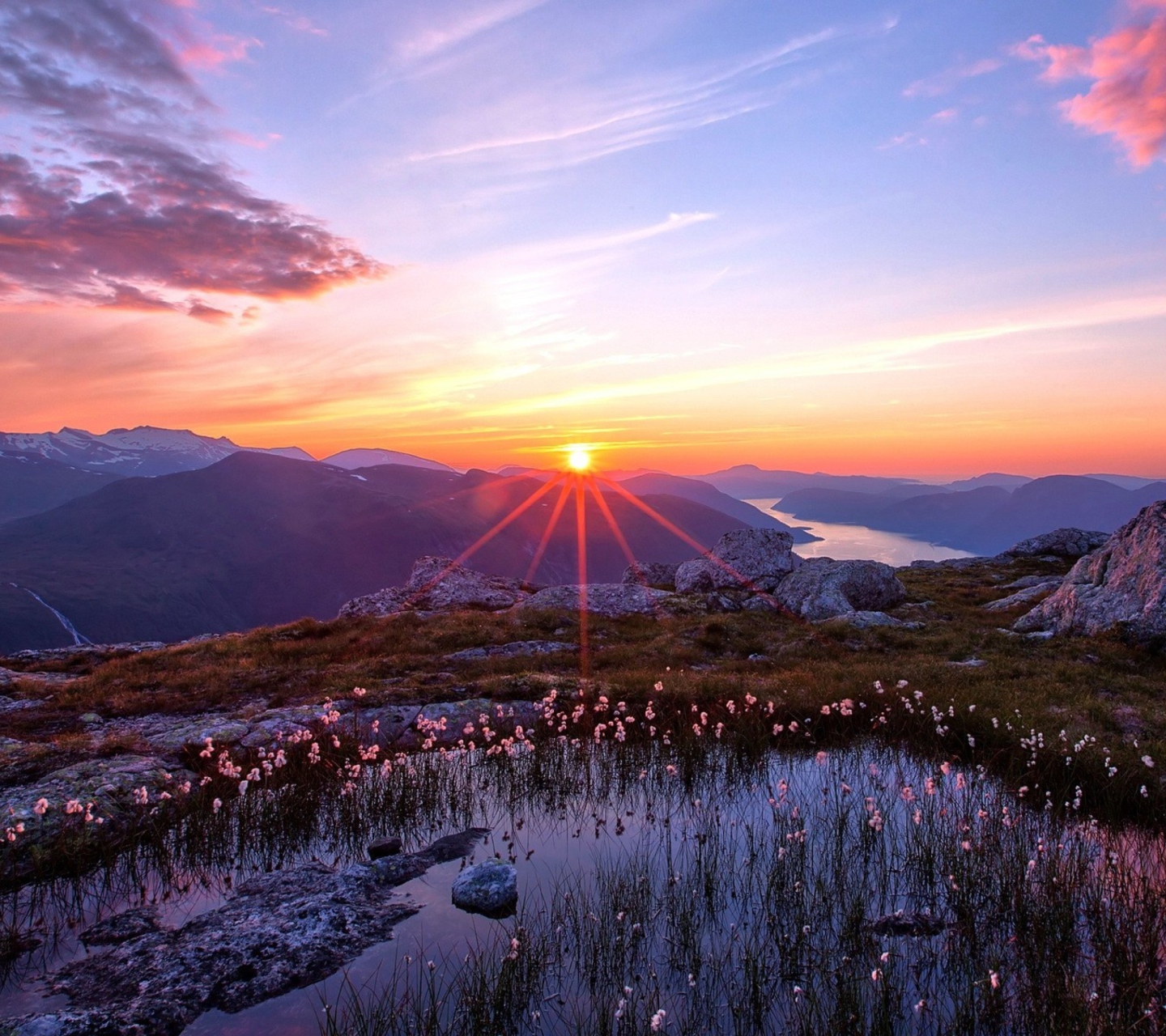 Fondo de pantalla Sunset In The Mountains 1440x1280