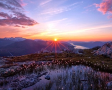 Sfondi Sunset In The Mountains 220x176