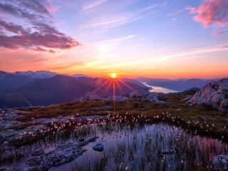 Das Sunset In The Mountains Wallpaper 320x240