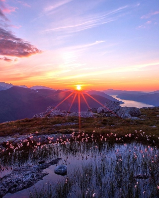 Sunset In The Mountains - Obrázkek zdarma pro 240x400