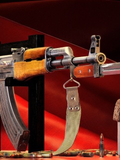 Fondo de pantalla Ak 47 assault rifle and vodka 240x320