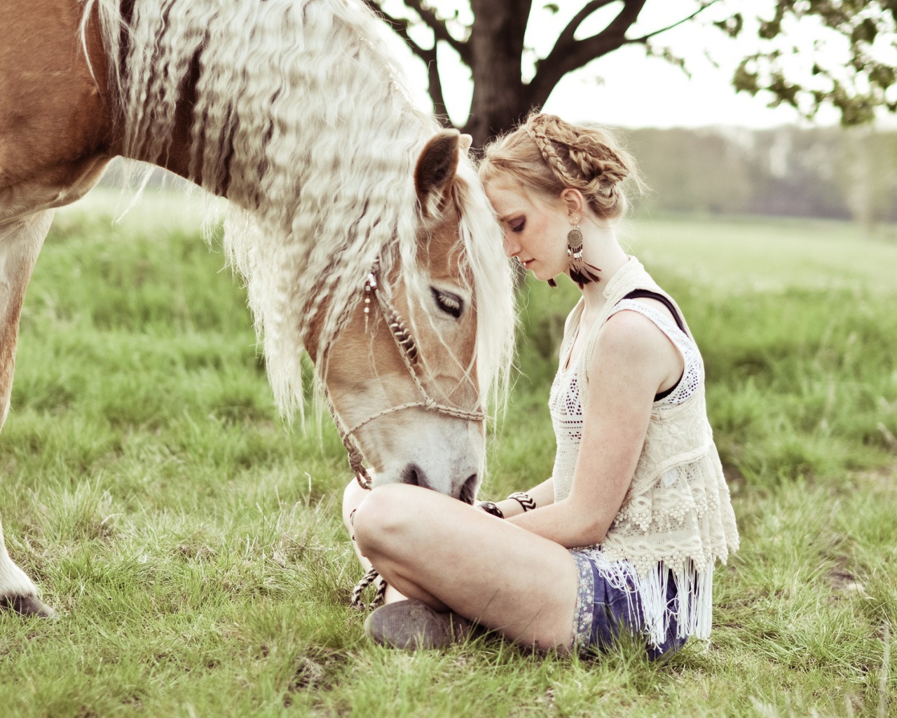 Screenshot №1 pro téma Blonde Girl And Her Horse 1280x1024