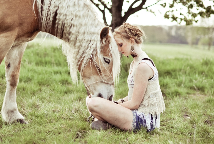 Das Blonde Girl And Her Horse Wallpaper