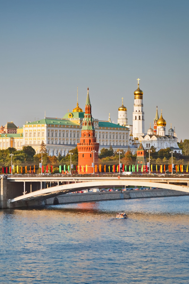 Fondo de pantalla Moscow And Moskva River 640x960