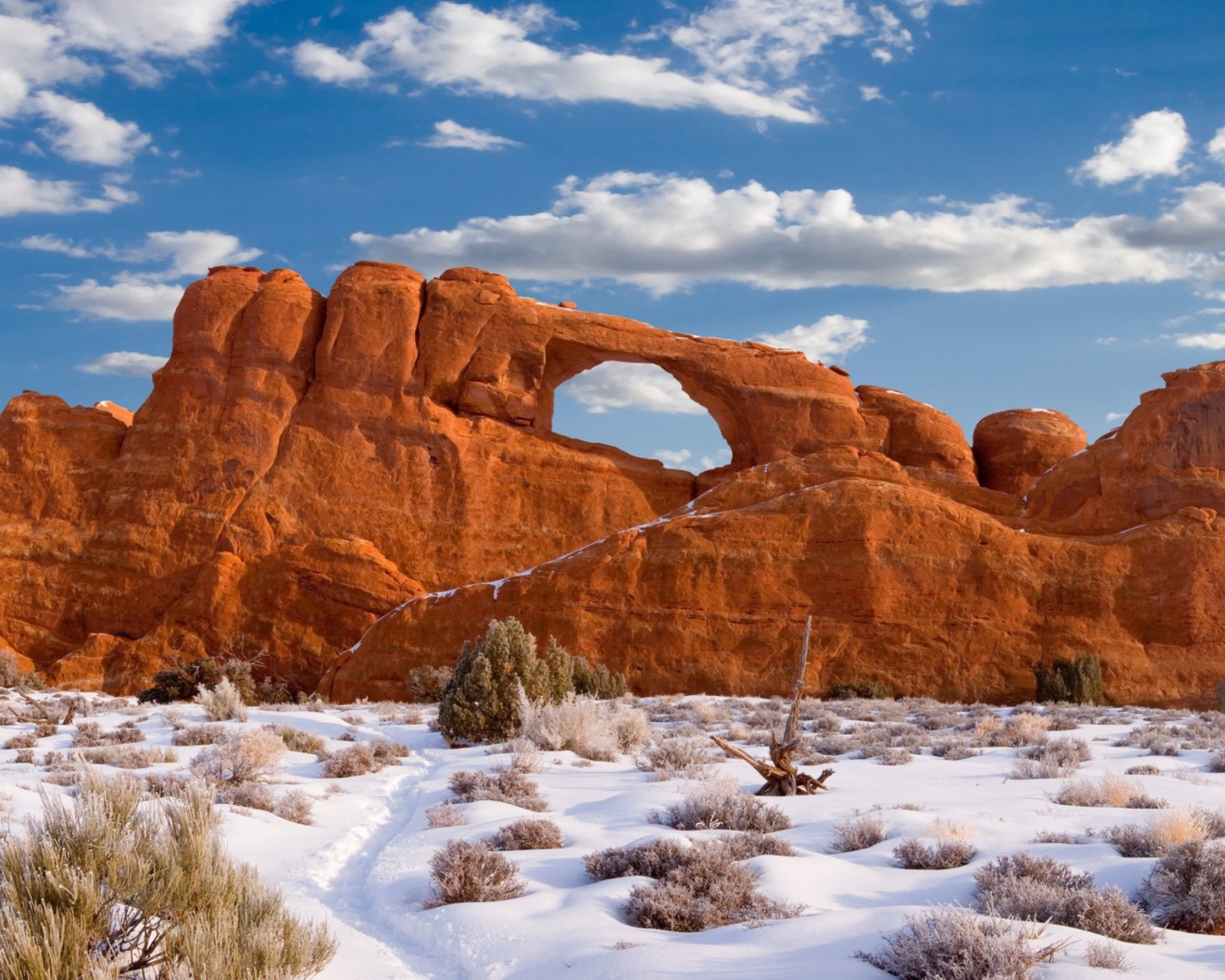 Red Canyon And Snow wallpaper 1600x1280
