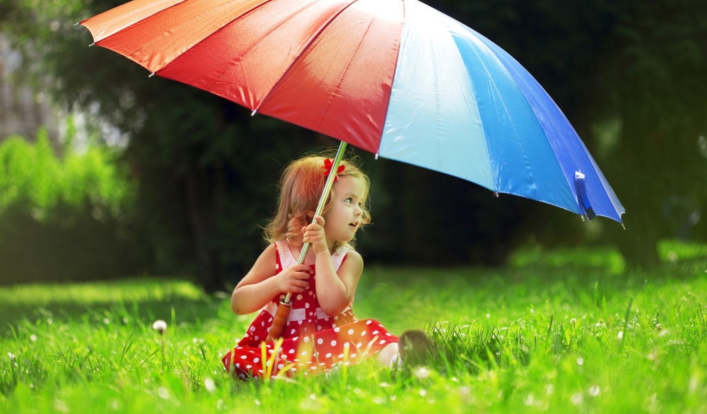 Screenshot №1 pro téma Little Girl With Big Rainbow Umbrella 1024x600