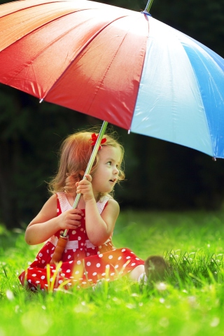 Das Little Girl With Big Rainbow Umbrella Wallpaper 320x480