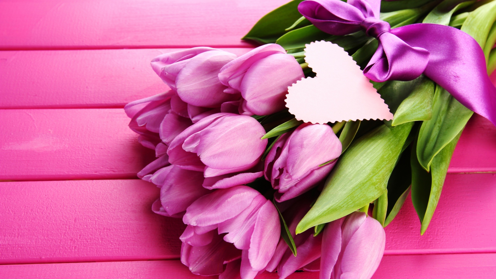 Обои Purple Tulips Bouquet Is Love 1600x900