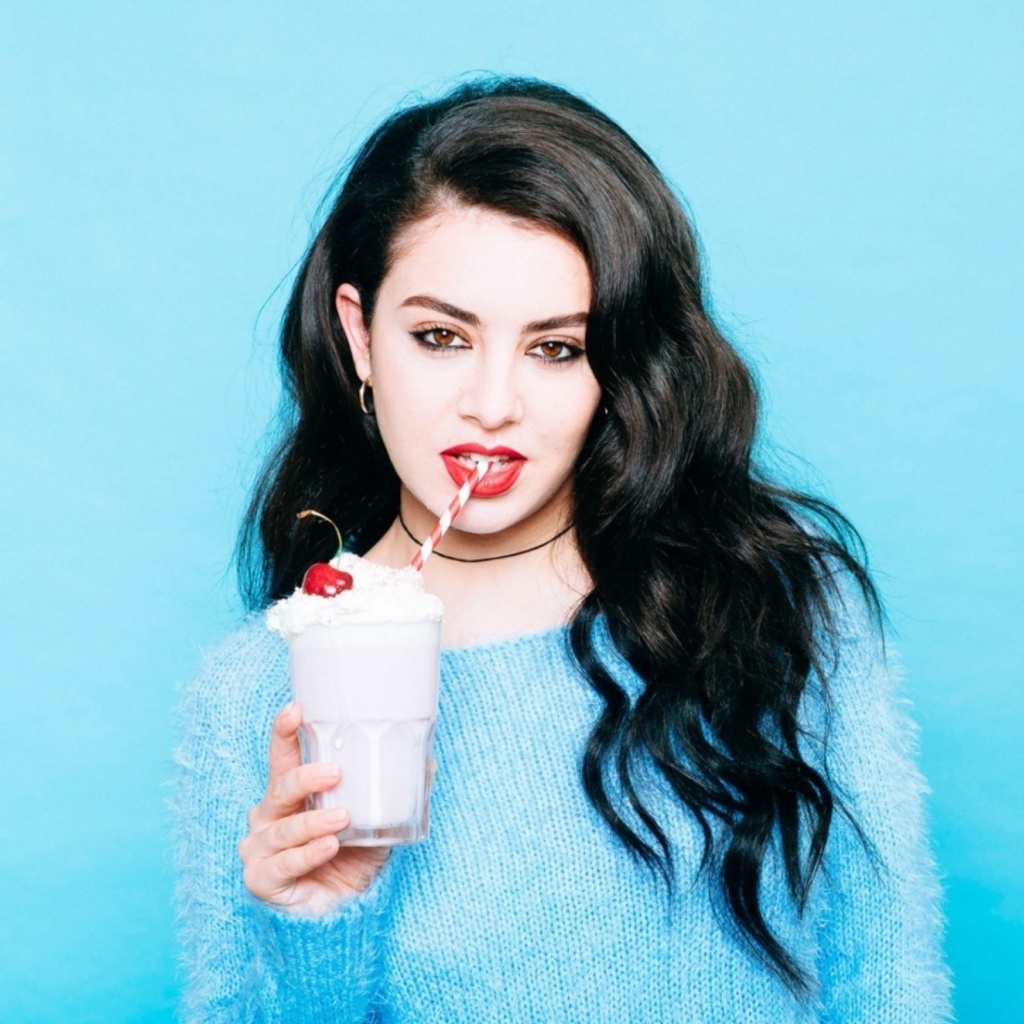 Das Girl with a milkshake Wallpaper 1024x1024