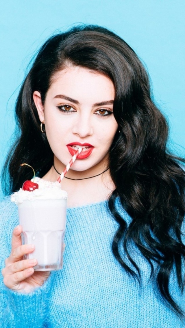 Das Girl with a milkshake Wallpaper 640x1136