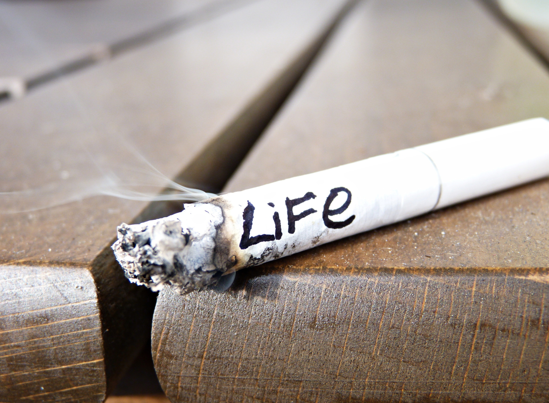 Life burns with cigarette wallpaper 1920x1408
