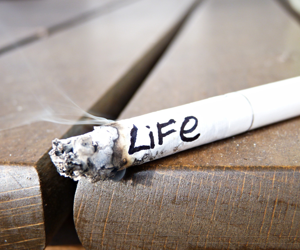 Das Life burns with cigarette Wallpaper 960x800