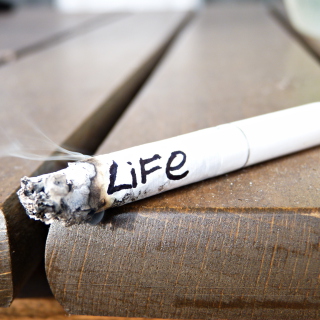 Life burns with cigarette - Obrázkek zdarma pro iPad mini