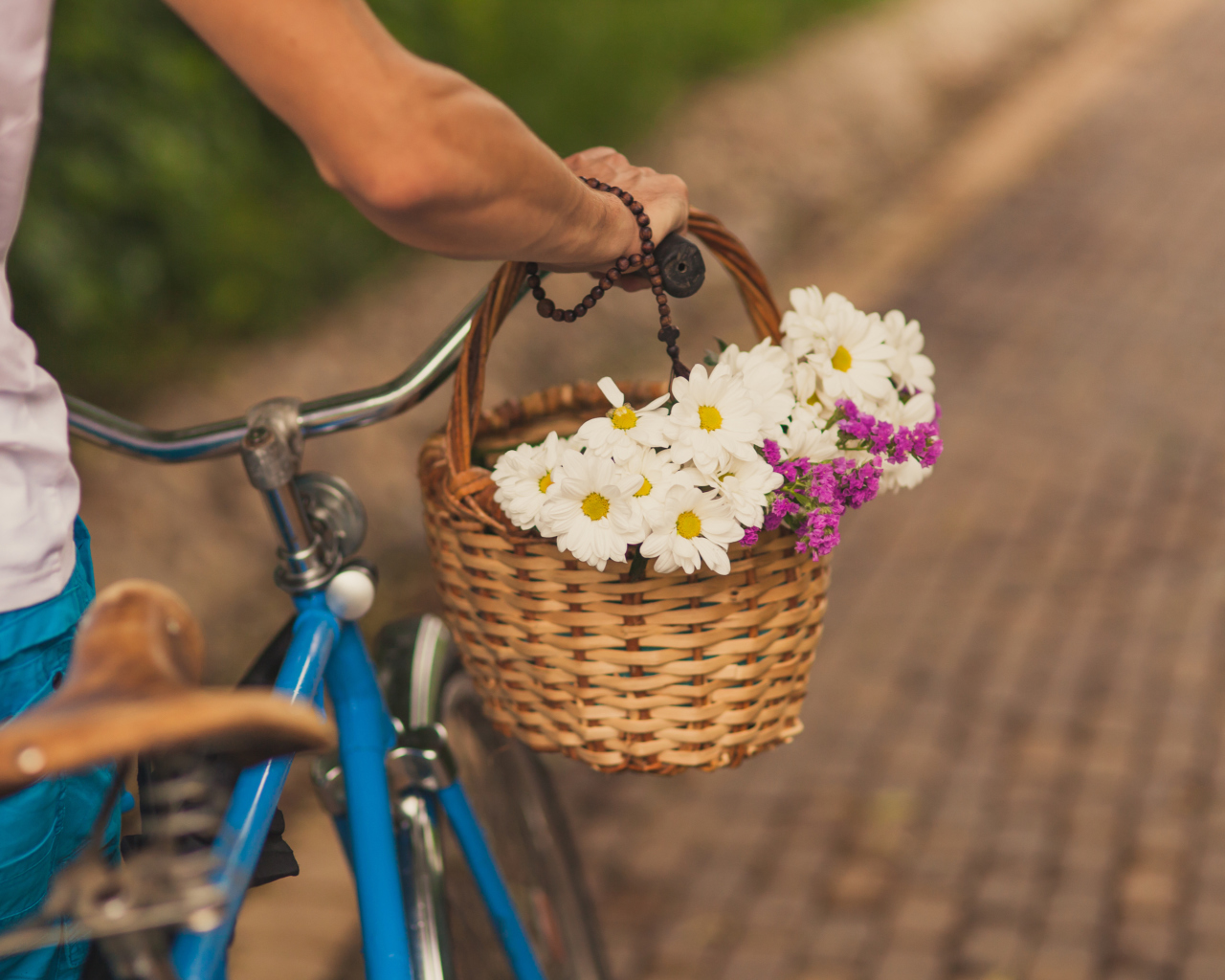 Flowers In Bicycle Basket wallpaper 1280x1024