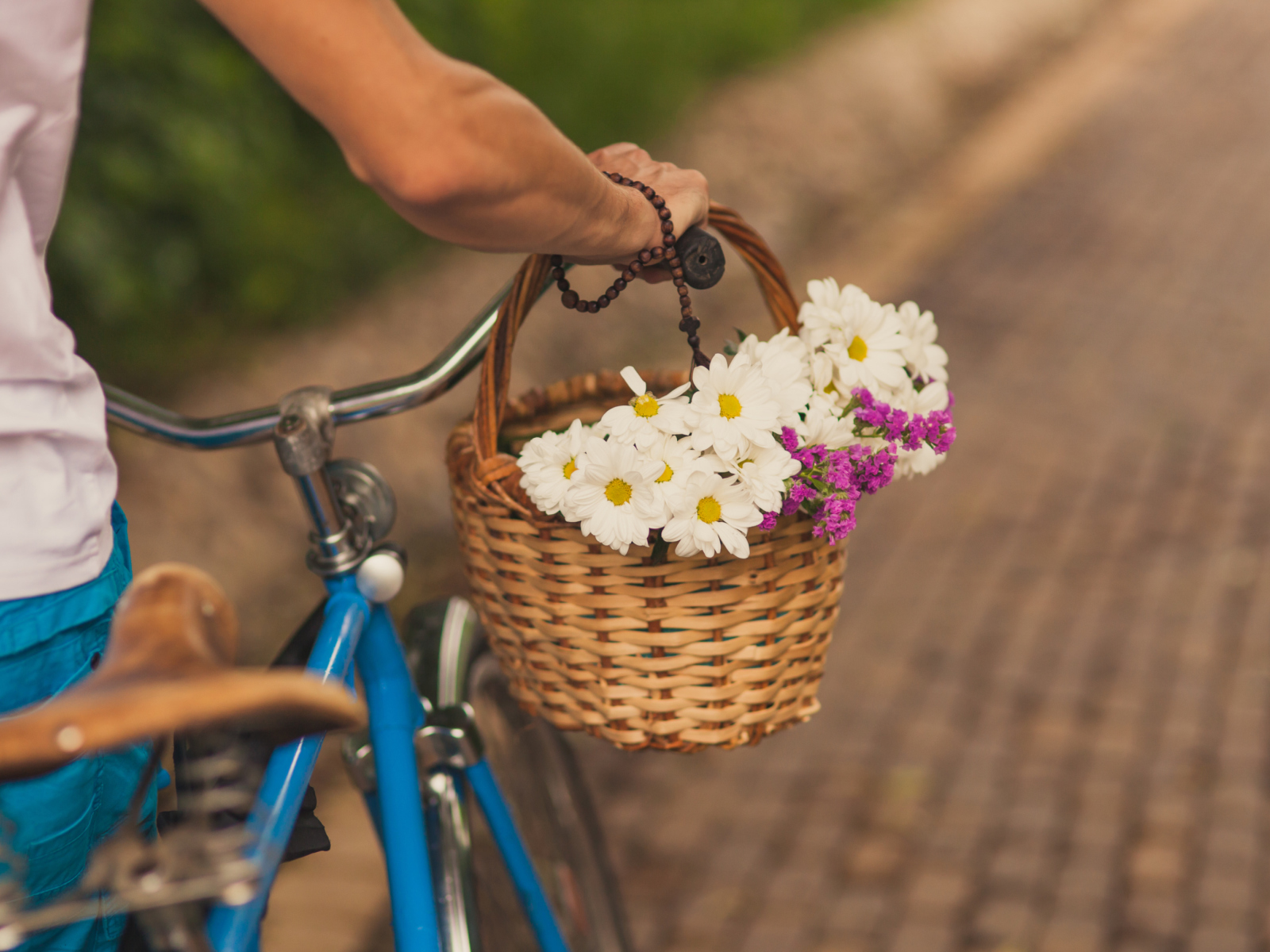 Sfondi Flowers In Bicycle Basket 1600x1200