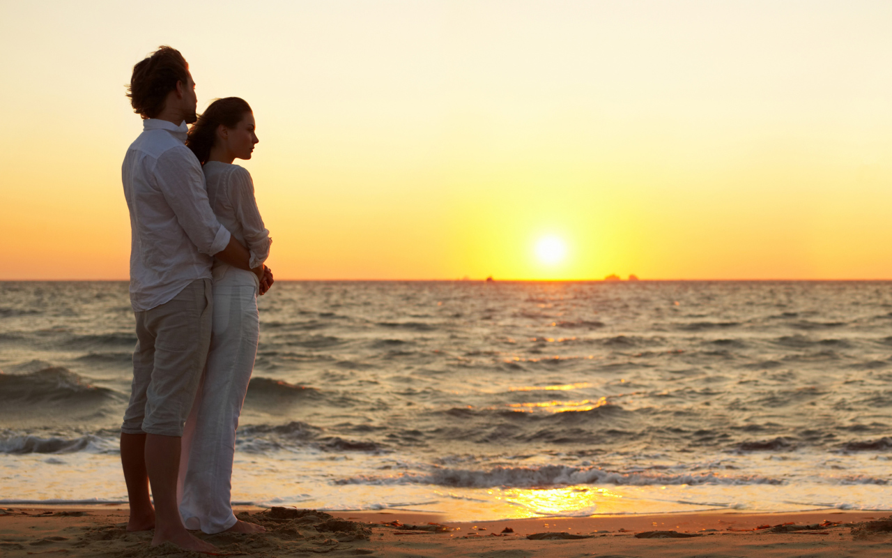 Sfondi Romantic Walk By Coast On Sunset 1280x800