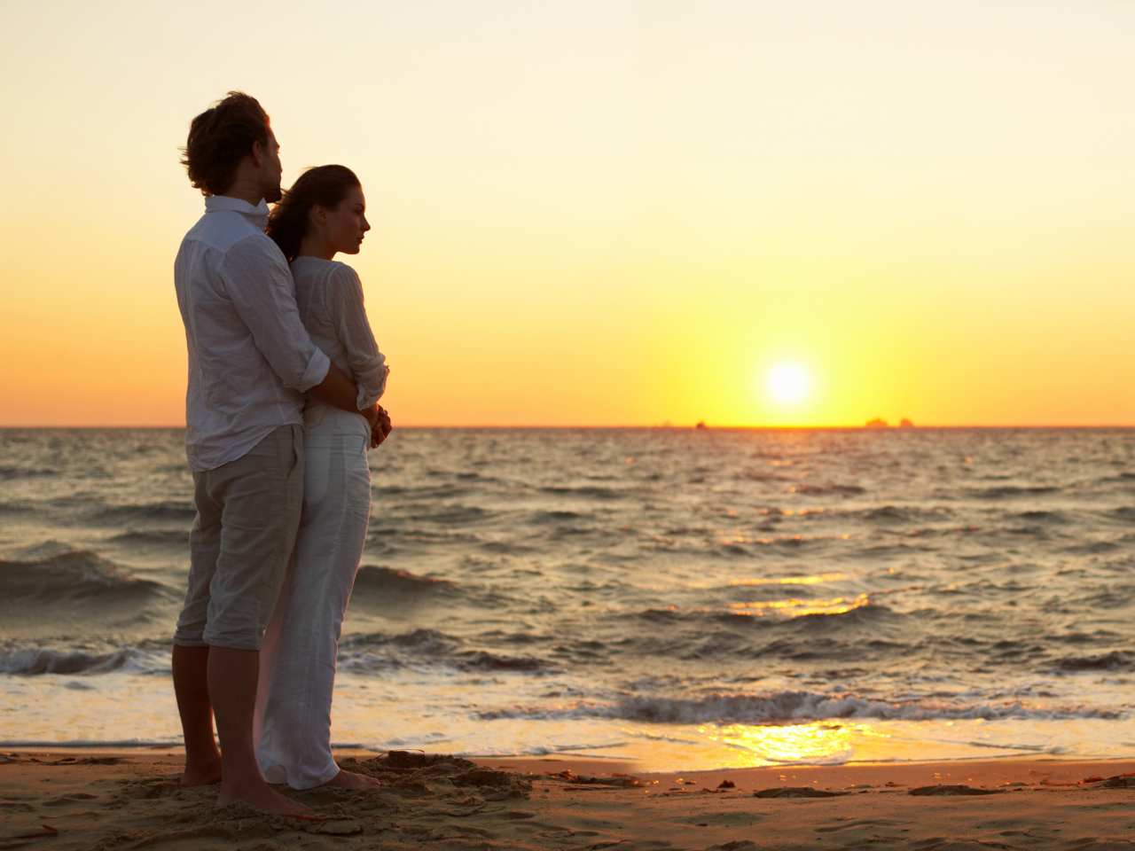 Sfondi Romantic Walk By Coast On Sunset 1280x960