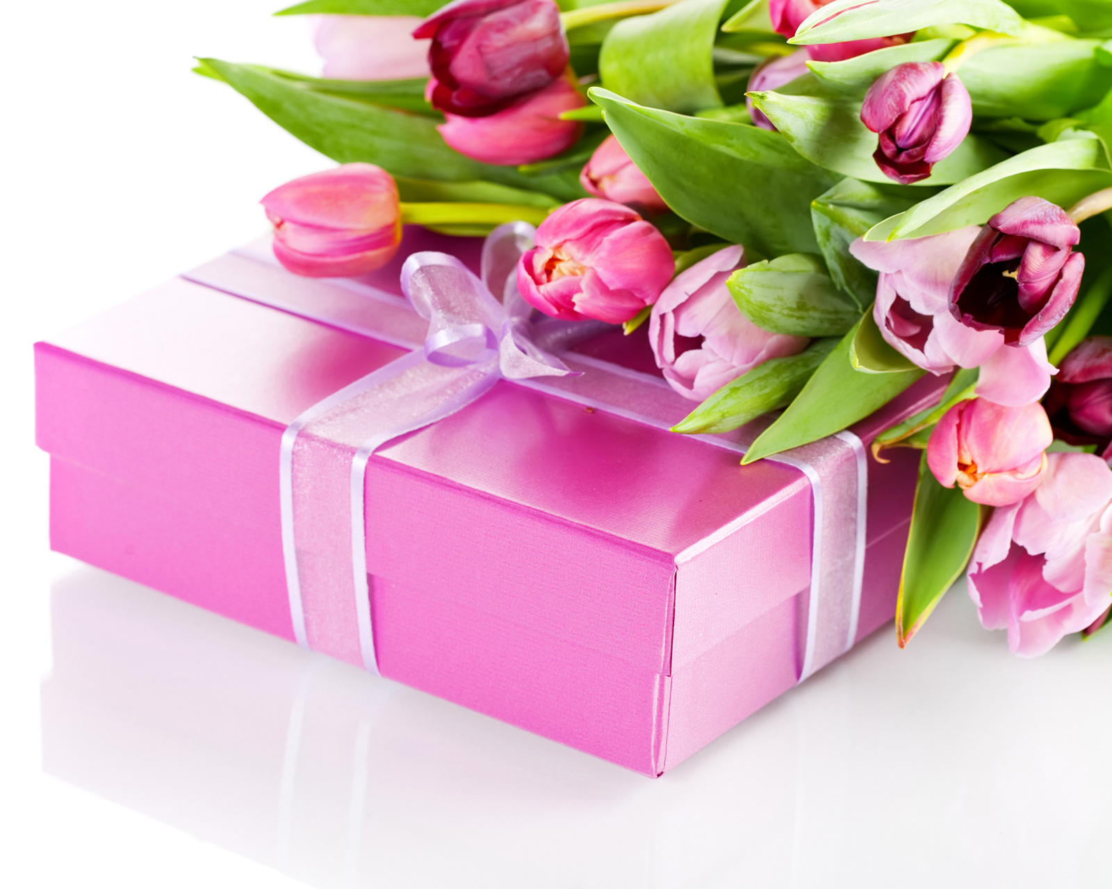 Fondo de pantalla Pink Tulips and Gift 1600x1280