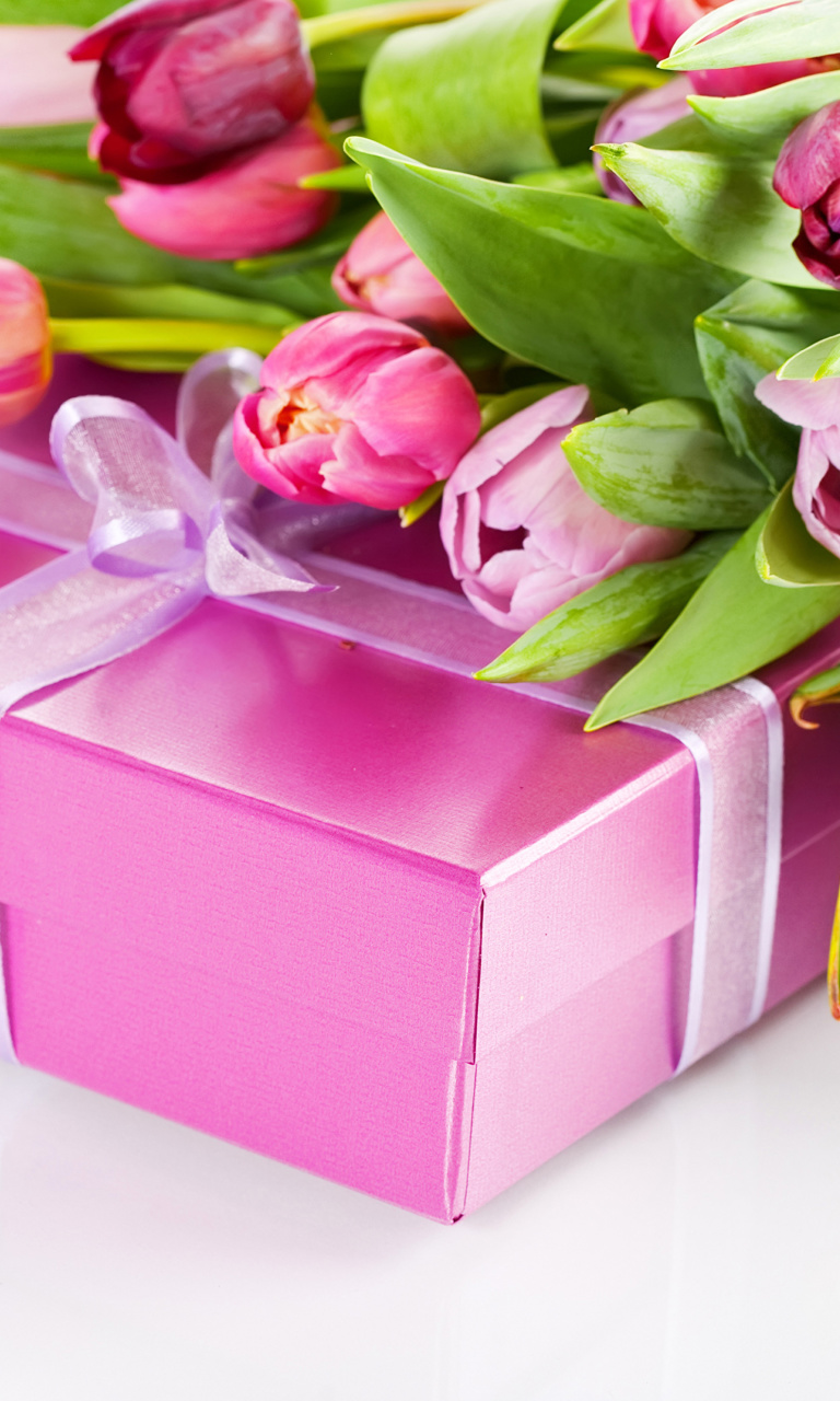 Обои Pink Tulips and Gift 768x1280