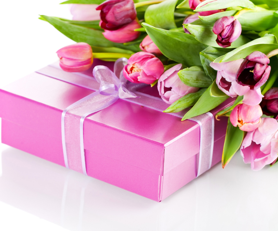 Обои Pink Tulips and Gift 960x800