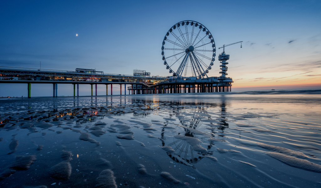 Das Scheveningen Pier in Netherlands Wallpaper 1024x600