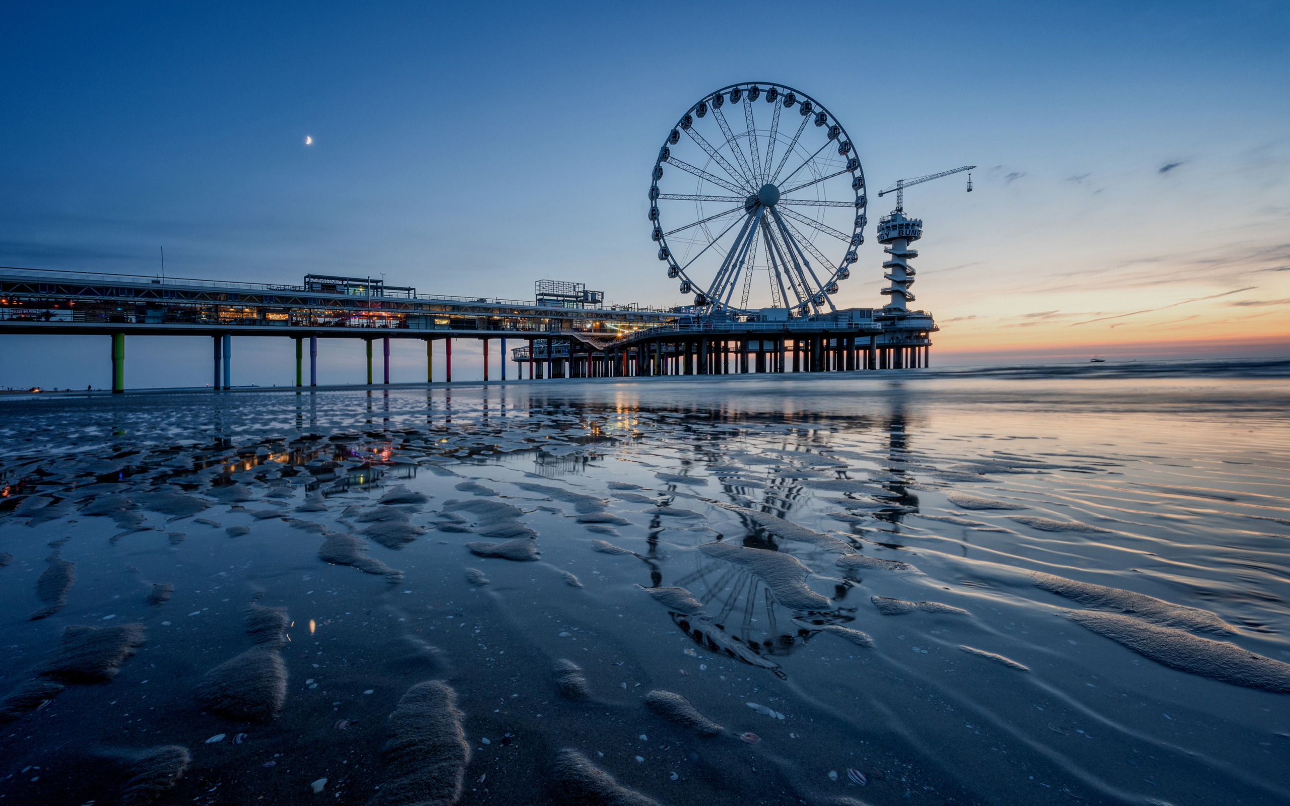 Das Scheveningen Pier in Netherlands Wallpaper 2560x1600