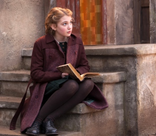 Kostenloses Sophie Nelisse In The Book Thief Wallpaper für 128x128