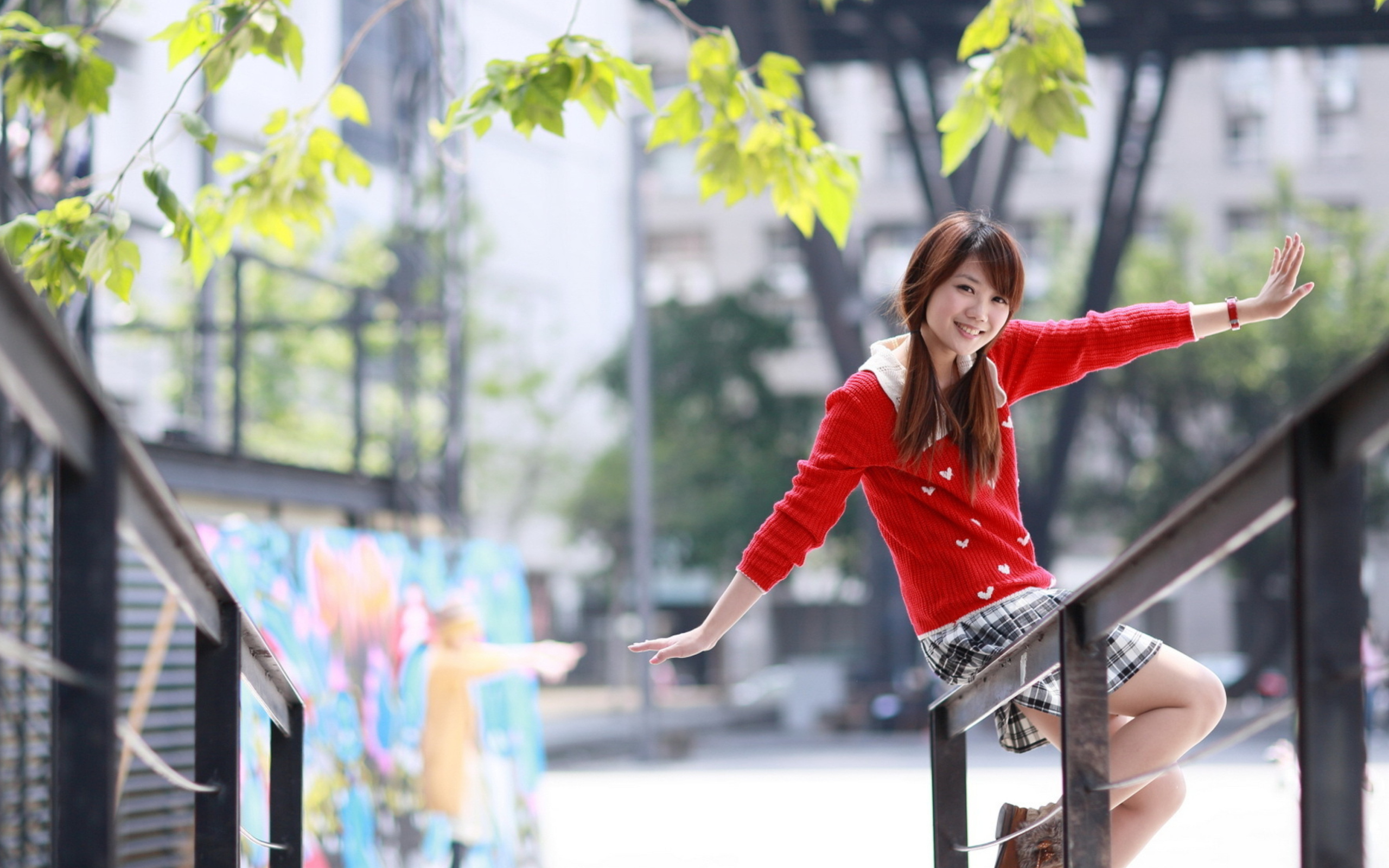Das Pretty Asian Girl In Red Jumper Wallpaper 2560x1600