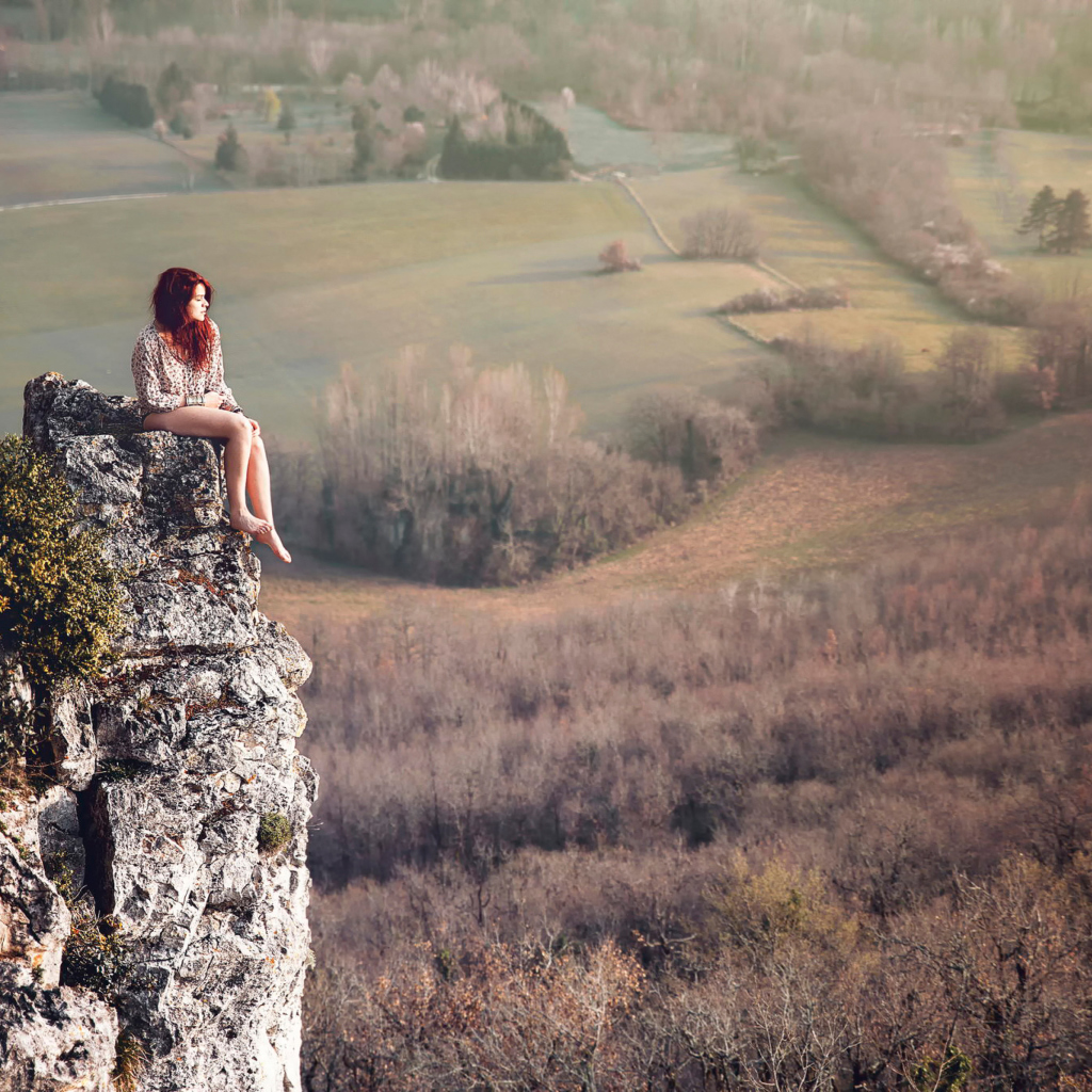 Fondo de pantalla Redhead Girl Sitting On Rock 1024x1024