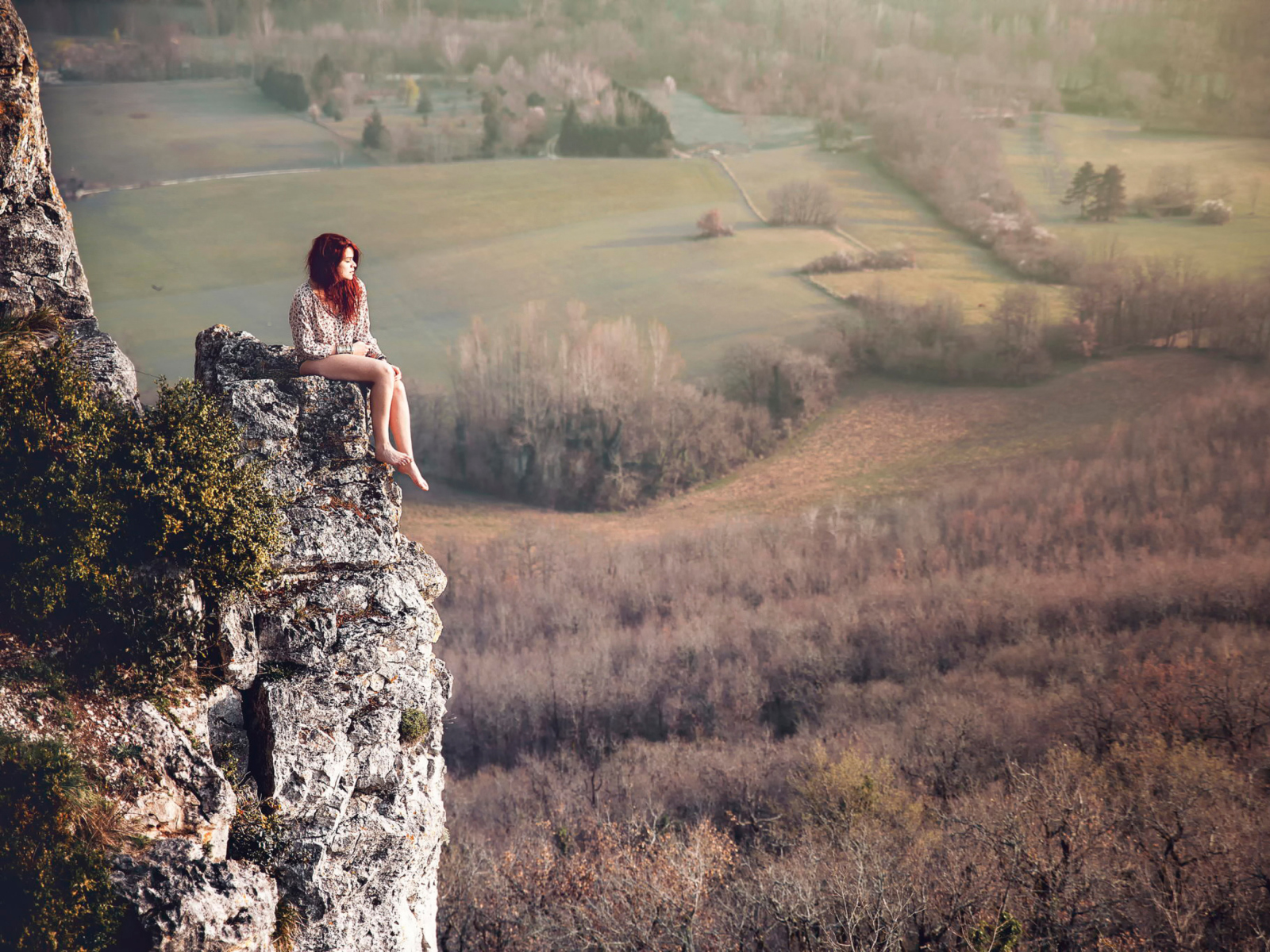 Обои Redhead Girl Sitting On Rock 1600x1200