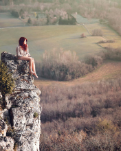 Das Redhead Girl Sitting On Rock Wallpaper 176x220