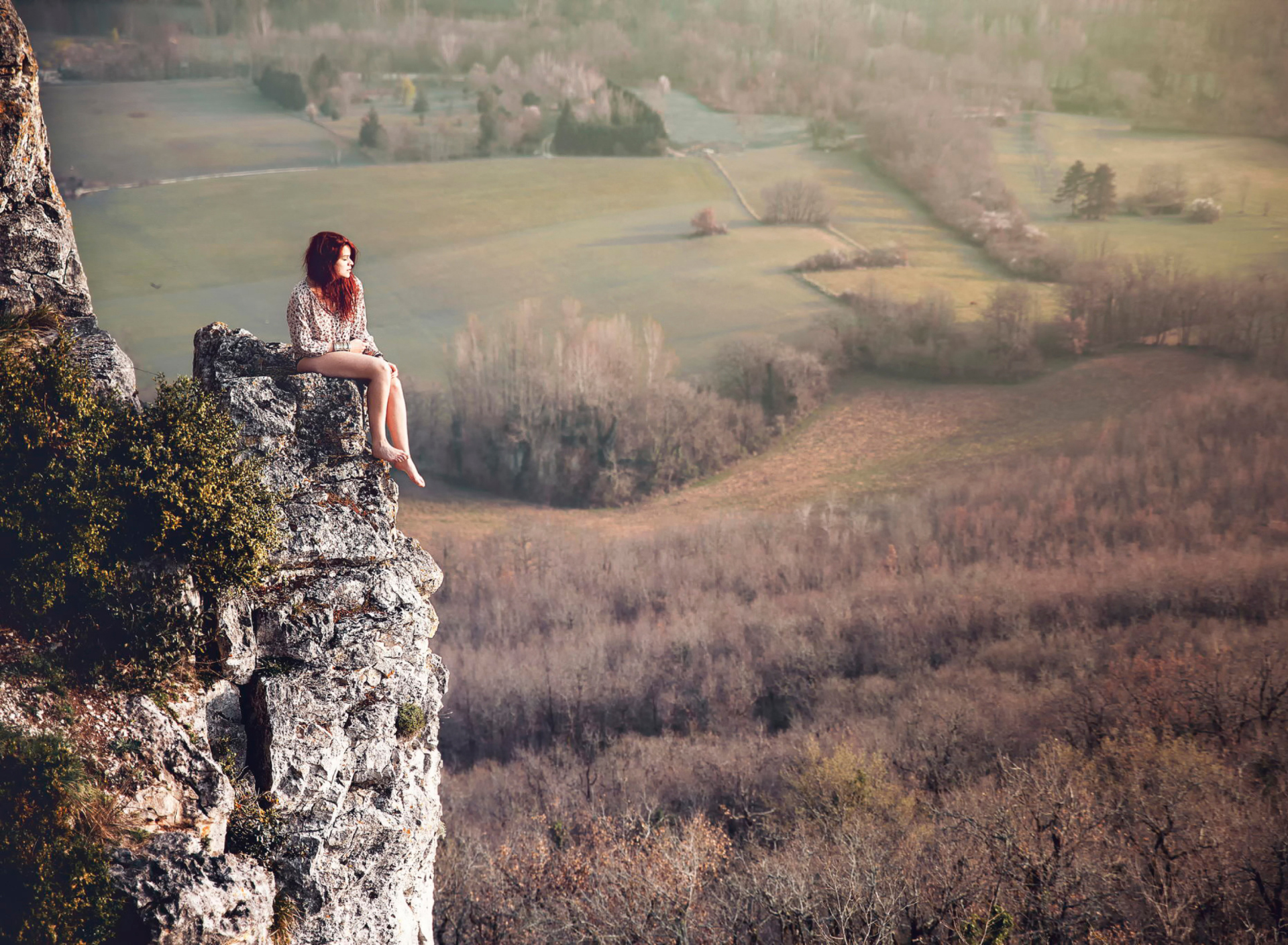 Обои Redhead Girl Sitting On Rock 1920x1408